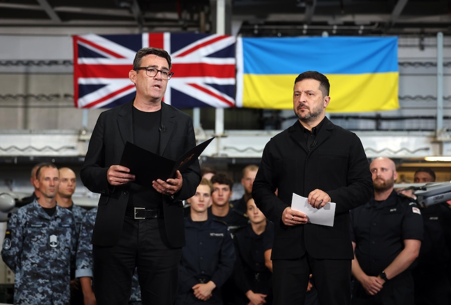 Il primo ministro britannico Andy Burnham (a sinistra) e il presidente ucraino Volodymyr Zelensky insieme a soldati britannici e ucraini a bordo della HMS Queen Elizabeth presso la base navale di Sua Maestà a Portsmouth, in Gran Bretagna, il 27 luglio 2026. EPA/ANDY RAIN / POOL (EPA)