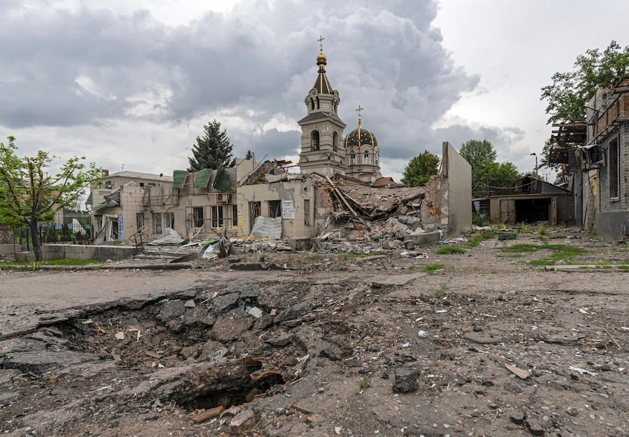 Una foto fornita dall’ufficio stampa della 93ª Brigata Meccanizzata Distaccata delle Forze Armate ucraine il 26 luglio 2026 mostra un cratere causato dai bombardamenti in una strada di Druzhkivka, nella regione di Donetsk, in Ucraina, 25 luglio 2026, nel contesto dell’invasione russa in corso. EPA/93ª Brigata Meccanizzata Distaccata (EPA)