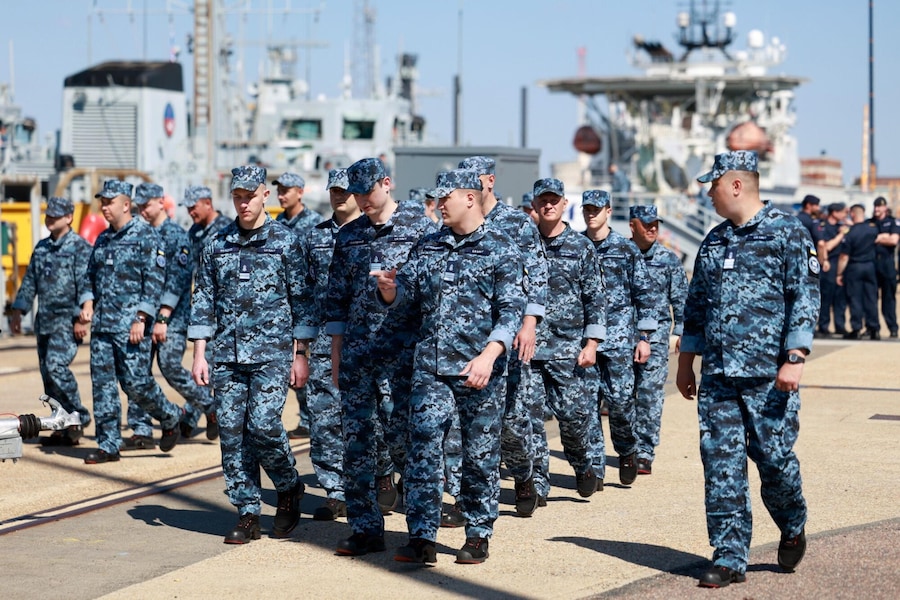 Militari ucraini durante la visita del primo ministro britannico Andy Burnham (non presente nella foto) e del presidente ucraino Volodymyr Zelensky (non presente nella foto) alla base navale di Sua Maestà a Portsmouth, in Gran Bretagna, il 27 luglio 2026. «Le priorità principali sono la difesa aerea, la sicurezza marittima e la produzione congiunta di equipaggiamenti di difesa», ha dichiarato Zelenskyy in un post sui social media al suo arrivo a Portsmouth. EPA/JASON ALDEN / POOL (EPA)