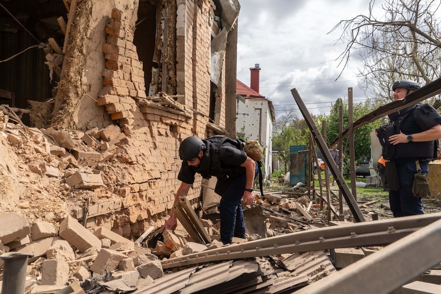 I soccorritori setacciano le macerie di un'abitazione privata distrutta da un drone russo a Kharkiv, in Ucraina, domenica 26 luglio 2026. (Foto AP/Andrii Marienko) (APN)