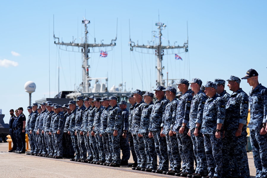 Militari ucraini presso la base navale di Sua Maestà a Portsmouth, in Inghilterra, in occasione della visita del primo ministro britannico Andy Burnham e del presidente ucraino Volodymyr Zelenskyy, lunedì 27 luglio 2026. (Aaron Chown/Pool Photo via AP) (APN)