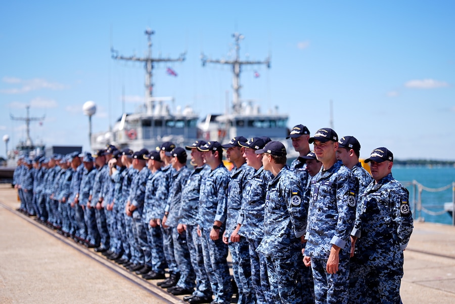 Militari ucraini presso la base navale di Sua Maestà a Portsmouth, in Inghilterra, in occasione della visita del primo ministro britannico Andy Burnham e del presidente ucraino Volodymyr Zelenskyy, lunedì 27 luglio 2026. (Aaron Chown/Foto Pool via AP) (APN)