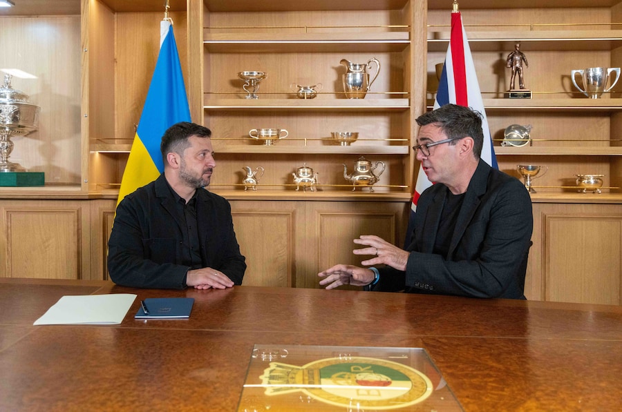 Il primo ministro britannico Andy Burnham, a destra, e il presidente ucraino Volodymyr Zelenskyy visitano la base navale di Sua Maestà a Portsmouth, in Inghilterra, lunedì 27 luglio 2026. (Simon Jones/Pool Photo via AP) (APN)