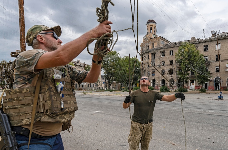 Una foto diffusa dall’ufficio stampa della 93ª Brigata Meccanizzata Distaccata delle Forze Armate ucraine il 26 luglio 2026 mostra alcuni militari ucraini impegnati nella riparazione della rete anti-drone sotto una strada nella città di Druzhkivka, in prima linea nella regione di Donetsk, in Ucraina, 25 luglio 2026, nel contesto dell’invasione russa ancora in corso. EPA/93ª Brigata Meccanizzata Distaccata (EPA)