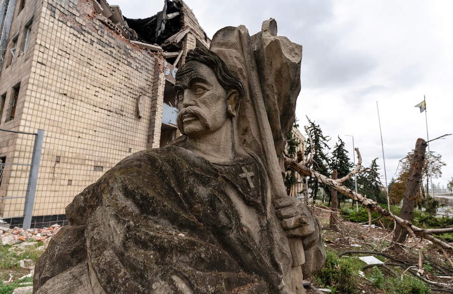 Una foto diffusa dall’ufficio stampa della 93ª Brigata Meccanizzata Autonoma delle Forze Armate ucraine il 26 luglio 2026 mostra la figura di un cosacco ucraino nei pressi di un edificio danneggiato a Druzhkivka, nella regione di Donetsk, in Ucraina, 25 luglio 2026, nel contesto dell’invasione russa ancora in corso. EPA/93ª Brigata Meccanizzata Distaccata (EPA)