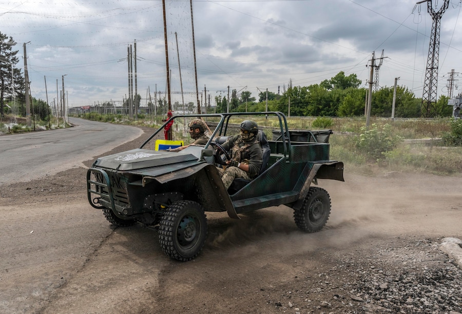 Una foto fornita dall’ufficio stampa della 93ª Brigata Meccanizzata Distaccata delle Forze Armate ucraine il 26 luglio 2026 mostra militari ucraini a bordo di un veicolo militare su una strada a Druzhkivka, nella regione di Donetsk, in Ucraina, 25 luglio 2026, nel pieno dell’invasione russa in corso. EPA/93ª Brigata Meccanizzata Distaccata (EPA)