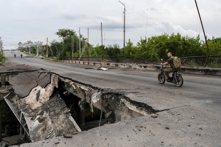 Una foto diffusa dall’ufficio stampa della 93ª Brigata Meccanizzata Autonoma delle Forze Armate ucraine il 26 luglio 2026 mostra un uomo in sella a uno scooter su un ponte danneggiato a Druzhkivka, nella regione di Donetsk, in Ucraina, 25 luglio 2026, nel pieno dell’invasione russa in corso. EPA/93ª Brigata Meccanizzata Distaccata (EPA)