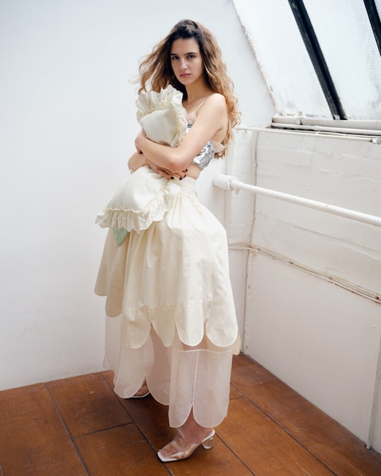 Reggiseno a fascia ricamato con paillettes (395 €), bralette in crêpe de chine e pizzo (275 €), gonna in taffetà (975 €), gonna in organza di seta con stecche, clutch in nylon a forma di cuscino e mules in perspex e pelle, tutto SIMONE ROCHA. SOFT CORE Modella Lota Blaskovic @ Elite Model. Casting Piergiorgio Del Moro e Helena Balladino @ DM Casting. Hair Kiyoko Odo @ Bryant. Make-up Crystabel Efemena Riley@ Julian Watson. Manicure Jasmin Samavati @ One Represents. Set design Tagore Chayne. Assistenti fotografo Cameron Williamson e Tilly Wace. Operatore digitale EmreCakir. Assistente stylist Mao Miyakoshi. Produzione Chiara Lafour @ Lafour Studios. BRAND CHANEL, chanel.com. CHLOÉ, chloe.com. COLLEEN ALLEN, colleenallen.com.COMME DES GARÇONS, comme-des-garcons.com. DIOR, dior.com. ISSEY MIYAKE, isseymiyake.com. JEAN PAUL GAULTIER, jeanpaulgaultier.com. JOHNSTONS OF ELGIN,johnstonsofelgin.com. LORO PIANA, loropiana.com. LOUIS VUITTON, louisvuitton.com. MARTINE ROSE, martine-rose.com. PAULINE DUJANCOURT, paulinedujancourt.com.SIMONE ROCHA, simonerocha.com. ULLA JOHNSON, ullajohnson.com.