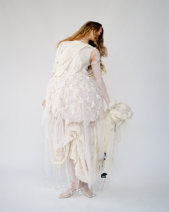 Cardigan in cotone (380 €) e top in cotone (330 €), ULLA JOHNSON.Bolero in pizzo (315 €), abito in maglia jacquard e tulle, con fiori crochet e abito in tulle, crochet di rayon e chiffon indossato come gonna (2.875 €), calze in pizzo (395 €) e borsa crochet (895 €), tutto PAULINE DUJANCOURT. Mules in perspex e pelle, SIMONE ROCHA. Per tutto il servizio Foto di Jody Rogac. Styling di Delphine Danhier