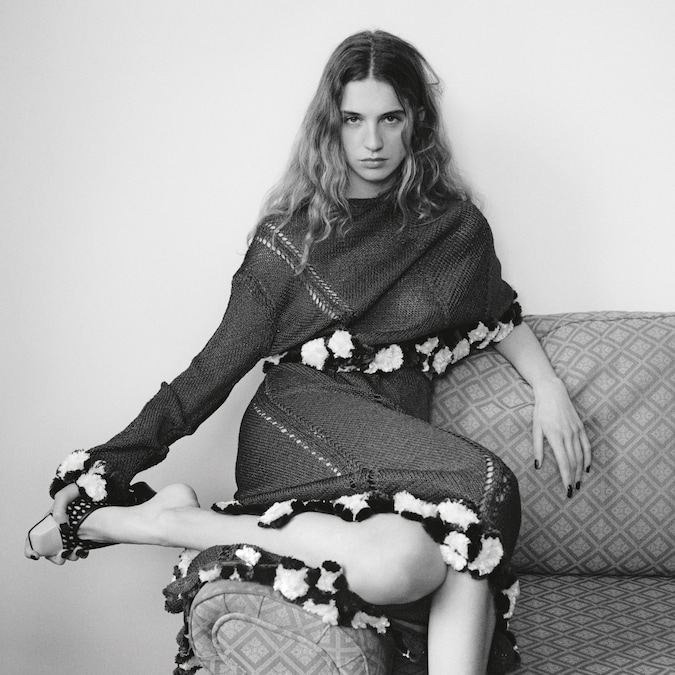 Pullover in viscosa ricamato a fiori e gonna coordinata, scarpe in cavallino e pelle verniciata, tutto CHANEL.