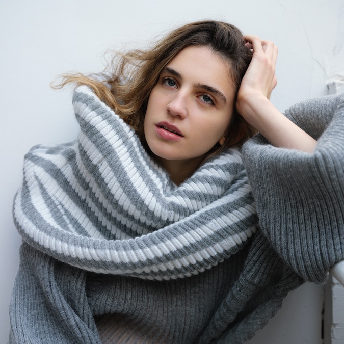 Pullover in lana (3.300 €) e macrocollo a coste rigato, LOUIS VUITTON.
