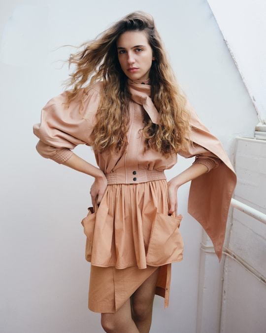 Giacca in pelle (3.310 €) e gonna in popeline di cotone organico (2.350 €), CHLOÉ.