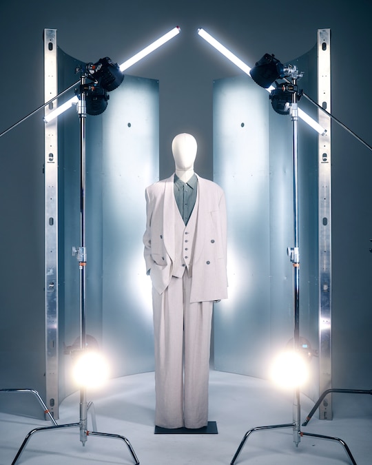 Armani Archivio. Nuova edizione del look della stagione P-E 1990, in viscosa e lino, decostruito, forme over