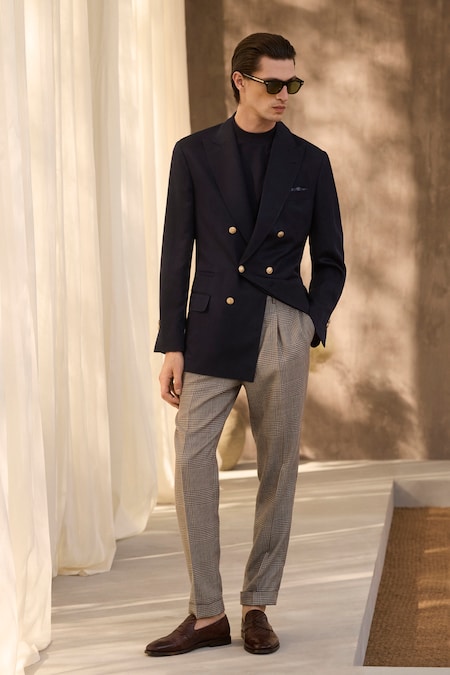 Brunello Cucinelli. In lana ultralight, forma sagomata allungata, sei bottoni in metallo, pantaloni a disegno Galles