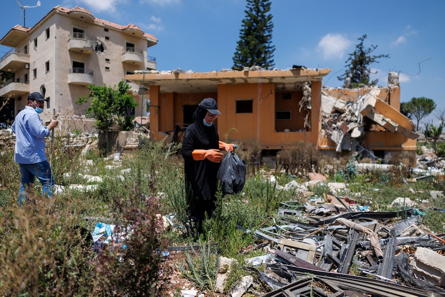 Nour Hamzeh cerca gli effetti personali dei suoi figli davanti alla sua casa, distrutta da un attacco israeliano, dopo essere tornata a Zawtar al-Gharbiyeh, nel sud del Libano, in seguito allo schieramento dei soldati libanesi in una delle tre cosiddette «zone pilota» istituite dopo il ritiro delle forze israeliane nell’ambito di un piano mediato dagli Stati Uniti, il 27 luglio 2026. REUTERS/Zohra Bensemra (REUTERS)