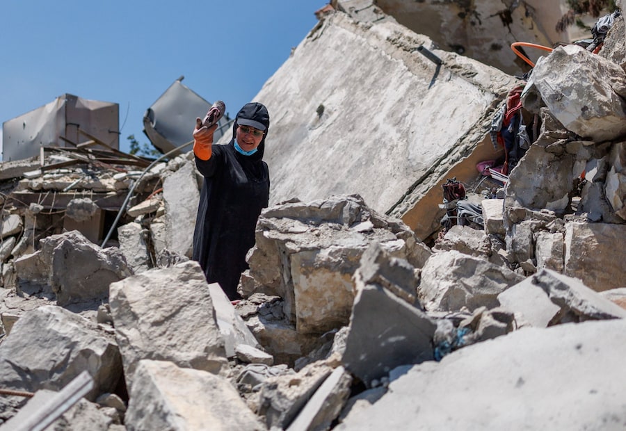 Nour Hamzeh mostra una scarpina da neonato, rinvenuta tra le macerie della sua casa distrutta da un attacco israeliano, che ha detto di voler conservare come ricordo per i suoi figli, dopo essere tornata a Zawtar al-Gharbiyeh, nel sud del Libano, in seguito allo schieramento dei soldati libanesi in una delle tre cosiddette «zone pilota» istituite dopo il ritiro delle forze israeliane nell’ambito di un piano mediato dagli Stati Uniti, il 27 luglio 2026. REUTERS/Zohra Bensemra (REUTERS)