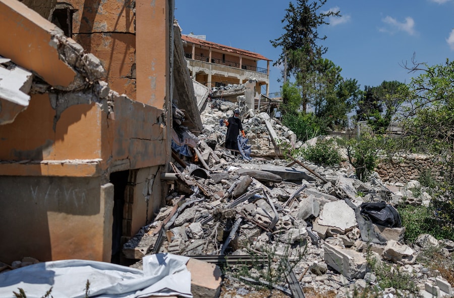 Nour Hamzeh cammina tra le macerie della sua casa, distrutta da un attacco israeliano, dopo essere tornata a Zawtar al-Gharbiyeh, nel sud del Libano, in seguito allo schieramento dei soldati libanesi in una delle tre cosiddette “zone pilota” istituite dopo il ritiro delle forze israeliane nell’ambito di un piano mediato dagli Stati Uniti, 27 luglio 2026. REUTERS/Zohra Bensem (REUTERS)