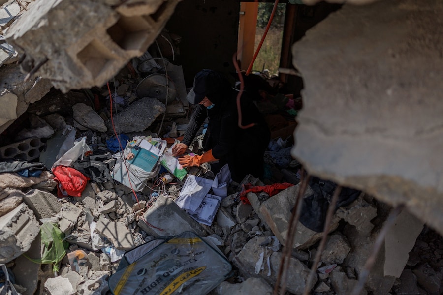Nour Hamzeh cerca gli effetti personali dei suoi figli tra le macerie della sua casa, distrutta da un attacco israeliano, dopo essere tornata a Zawtar al-Gharbiyeh, nel sud del Libano, in seguito allo schieramento dei soldati libanesi in una delle tre cosiddette «zone pilota» istituite dopo il ritiro delle forze israeliane nell’ambito di un piano mediato dagli Stati Uniti, il 27 luglio 2026. REUTERS/Zohra Bensemra (REUTERS)