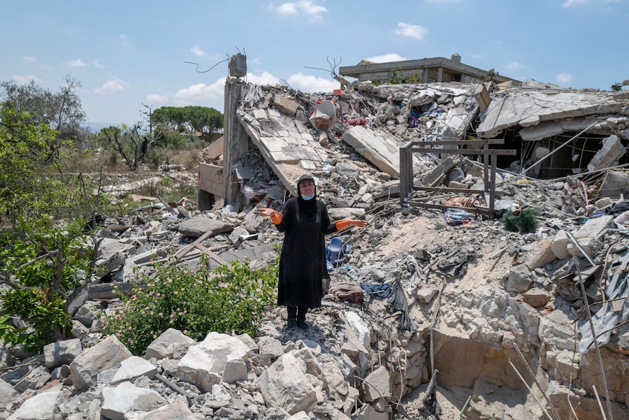 Nour Hamzeh reagisce mentre si trova in mezzo alle macerie della sua casa, distrutta da un attacco israeliano, dopo essere tornata a Zawtar al-Gharbiyeh, nel sud del Libano, in seguito allo schieramento dei soldati libanesi in una delle tre cosiddette «zone pilota» istituite dopo il ritiro delle forze israeliane nell’ambito di un piano mediato dagli Stati Uniti, il 27 luglio 2026. REUTERS/Zohra Bensemra (REUTERS)