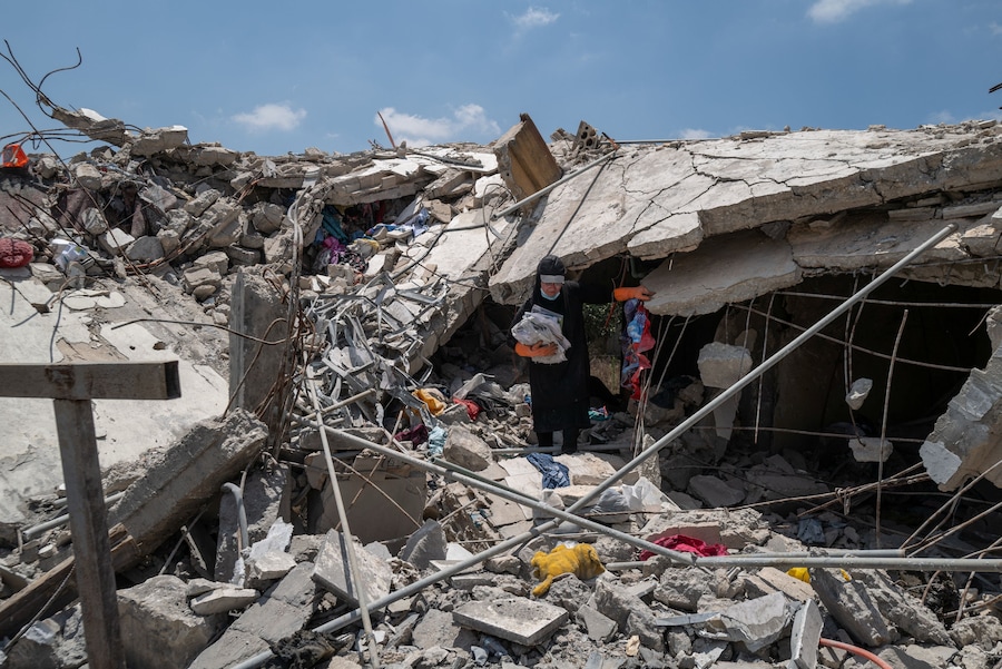 Nour Hamzeh setaccia le macerie della sua casa, distrutta da un attacco israeliano, alla ricerca degli effetti personali dei suoi figli, dopo essere tornata a Zawtar al-Gharbiyeh, nel sud del Libano, in seguito allo schieramento dei soldati libanesi in una delle tre cosiddette «zone pilota» istituite dopo il ritiro delle forze israeliane nell’ambito di un piano mediato dagli Stati Uniti, il 27 luglio 2026. REUTERS/Zohra Bensemra (REUTERS)