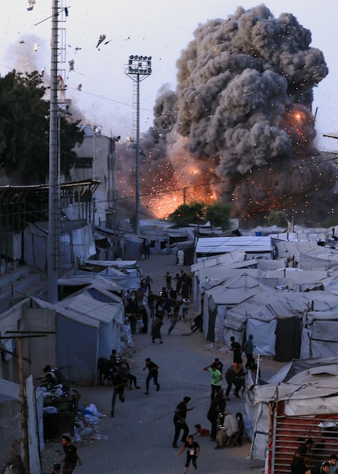 Fumo e fiamme si levano dopo che un attacco aereo israeliano ha colpito una moschea nella città di Gaza, il 28 luglio 2026. REUTERS/Dawoud Abu Alkas (REUTERS)
