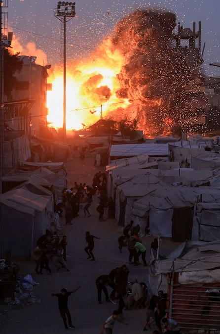 Fumo e fiamme si levano dopo che un attacco aereo israeliano ha colpito una moschea nella città di Gaza, il 28 luglio 2026. REUTERS/Dawoud Abu Alkas (REUTERS)