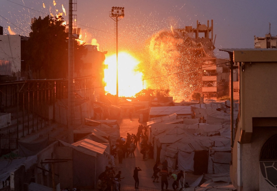 Fumo e fiamme si levano dopo che un attacco aereo israeliano ha colpito una moschea nella città di Gaza, il 28 luglio 2026. REUTERS/Dawoud Abu Alkas (REUTERS)