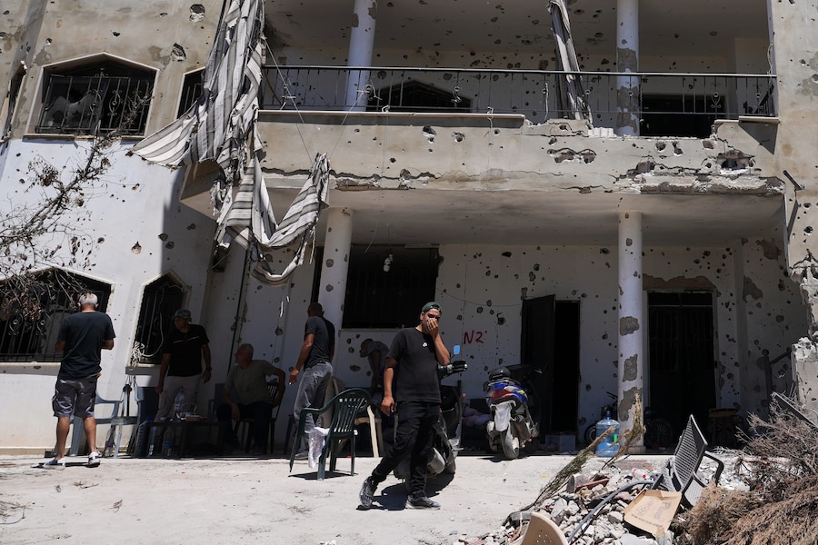 Martedì 28 luglio 2026, alcuni residenti si radunano davanti a un'abitazione danneggiata durante un'operazione militare israeliana a Zawtar al-Gharbieh, in Libano. (Foto AP/Hassan Ammar) (APN)