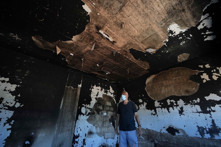 Un abitante ispeziona la propria casa, distrutta da un incendio durante un'operazione militare israeliana, a Zawtar al-Gharbieh, in Libano, martedì 28 luglio 2026. (Foto AP/Hassan Ammar) (APN)