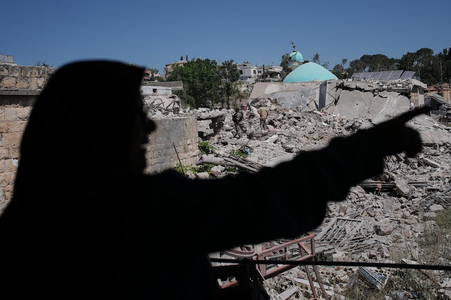 Un abitante indica le macerie delle case distrutte durante l'operazione militare israeliana a Zawtar al-Gharbieh, nel Libano meridionale, martedì 28 luglio 2026, mentre sullo sfondo alcuni soldati libanesi ispezionano la zona. (Foto AP/Hassan Ammar) (APN)