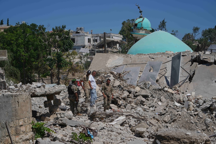 Martedì 28 luglio 2026, alcuni soldati libanesi e un abitante ispezionano le macerie di un'abitazione distrutta durante un'operazione militare israeliana a Zawtar al-Gharbieh, nel sud del Libano. (AP Photo/Hassan Ammar) (APN)