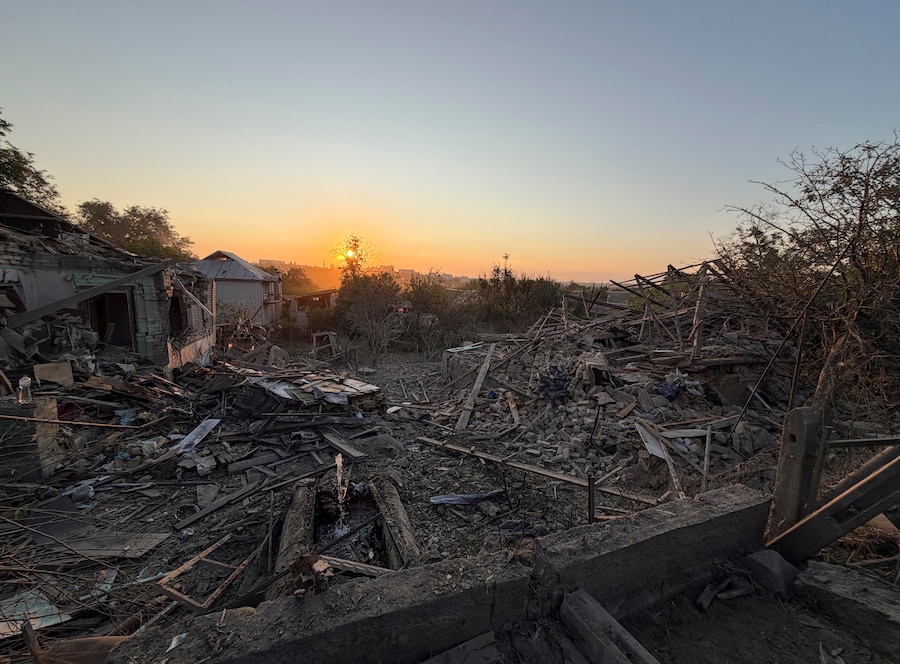 Il luogo in cui si è verificato un attacco russo contro un edificio a Zaporizhzhia, in Ucraina, il 27 luglio 2026, nel contesto dell’invasione russa ancora in corso. Secondo l’Amministrazione militare regionale di Zaporizhzhia, almeno due persone sono morte e altre 13 sono rimaste ferite durante gli attacchi russi contro zone residenziali a Zaporizhzhia. EPA/DARYNA NAUMOVA (EPA)