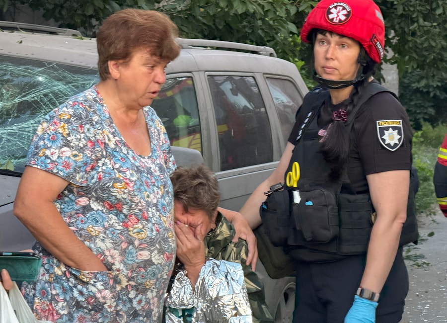 Alcune donne reagiscono sul luogo di un attacco russo contro un edificio a Zaporizhzhia, in Ucraina, il 27 luglio 2026, nel contesto dell’invasione russa in corso. Secondo l’Amministrazione militare regionale di Zaporizhzhia, almeno due persone sono morte e altre 13 sono rimaste ferite durante gli attacchi russi contro zone residenziali a Zaporizhzhia. EPA/DARYNA NAUMOVA (EPA)