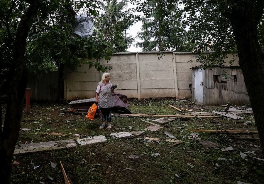 Un residente si trova sul luogo di un condominio colpito durante un attacco con droni russi, nel contesto dell'offensiva russa contro l'Ucraina, nella regione di Kharkiv, Ucraina, il 28 luglio 2026. REUTERS/Sofiia Gatilova (REUTERS)