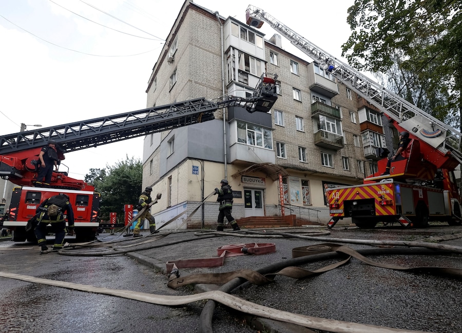 I vigili del fuoco intervengono sul luogo di un condominio colpito da un attacco con droni russi, nel contesto dell'offensiva russa contro l'Ucraina, nella regione di Kharkiv, Ucraina, il 28 luglio 2026. REUTERS/Sofiia Gatilova (REUTERS)