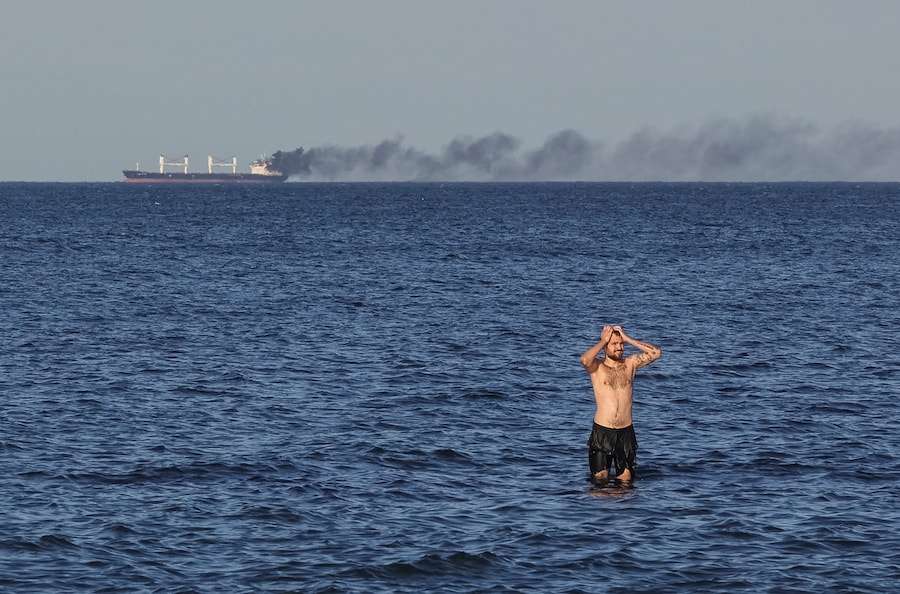 Un uomo in mare mentre il fumo si alza da un'imbarcazione civile in fiamme, nel contesto dell'attacco della Russia all'Ucraina, a Odessa, Ucraina, il 28 luglio 2026. REUTERS/Nina Liashonok (REUTERS)