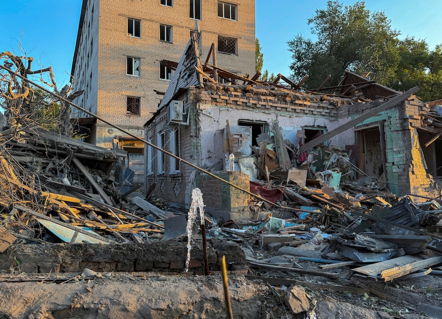 Il luogo in cui si è verificato un attacco russo contro un edificio a Zaporizhzhia, in Ucraina, il 27 luglio 2026, nel contesto dell’invasione russa ancora in corso. Secondo l’Amministrazione militare regionale di Zaporizhzhia, almeno due persone sono morte e altre 13 sono rimaste ferite durante gli attacchi russi contro zone residenziali a Zaporizhzhia. EPA/DARYNA NAUMOVA (EPA)