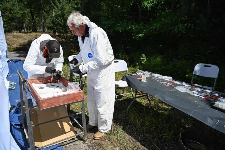 Scienziati al lavoro durante le operazioni di esplorazione nell’ex villaggio polacco di Wola Ostrowiecka, oggi situato nell’Ucraina occidentale, il 28 luglio 2026. I resti di almeno 49 persone sono stati rinvenuti durante i lavori di esumazione nell’ex villaggio polacco di Wola Ostrowiecka, secondo quanto riferito dall’Istituto polacco della Memoria Nazionale (IPN). La prima fase dell’operazione è stata condotta ad aprile. Il massacro della Volinia rimane una delle questioni storiche e diplomatiche più delicate tra Polonia e Ucraina. EPA/WOJTEK JARGILO POLONIA OUT (EPA)
