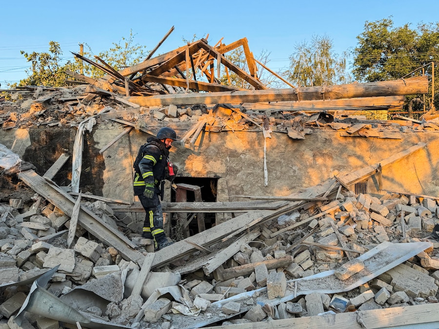I soccorritori ucraini operano sul luogo di un attacco russo contro un edificio a Zaporizhzhia, in Ucraina, il 27 luglio 2026, nel contesto dell’invasione russa ancora in corso. Secondo l’Amministrazione militare regionale di Zaporizhzhia, almeno due persone sono morte e altre 13 sono rimaste ferite durante gli attacchi russi contro zone residenziali a Zaporizhzhia. EPA/DARYNA NAUMOVA (EPA)