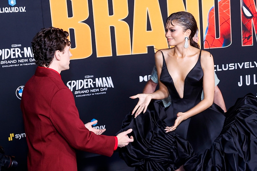 L'attore britannico Tom Holland saluta sua moglie, l'attrice statunitense Zendaya, alla prima mondiale di “Spider-Man: Brand New Day” al Dolby Theatre di Los Angeles, California, USA, il 27 luglio 2026. EPA/CHRIS TORRES (EPA)