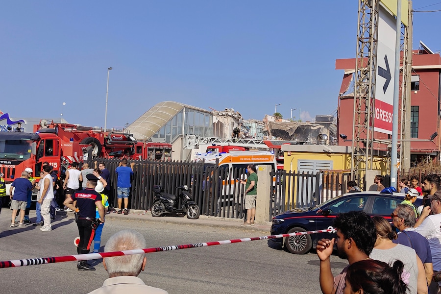 Crollo di una palazzina con negozi e abitazioni nel quartiere Pistunina a Messina. (ANSA)