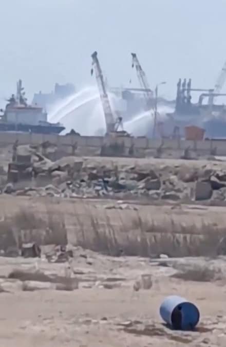 In questa schermata tratta da un video pubblicato sui social media, si vedono getti d’acqua diretti contro una nave cisterna per il trasporto di gas dopo un attacco con un drone, secondo quanto riferito dalla società di sicurezza marittima Ambrey, nel porto di Damietta, in Egitto, il 29 luglio 2026. SOCIAL MEDIA/via REUTERS (SOCIAL MEDIA via REUTERS)