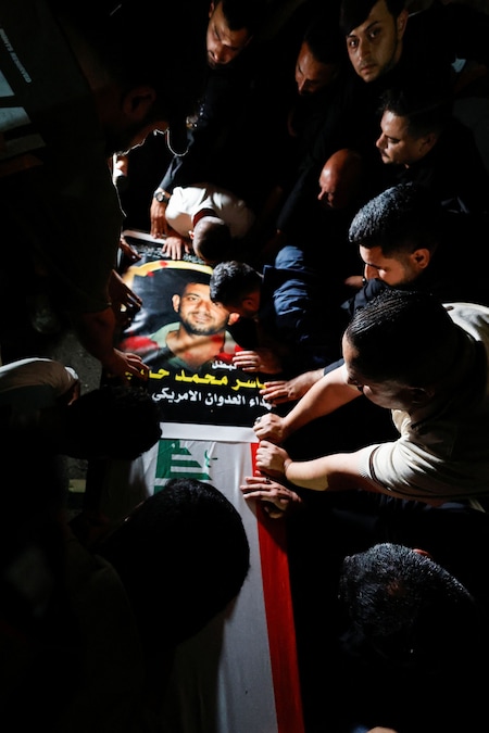 A Mosul, in Iraq, il 29 luglio 2026, i partecipanti al funerale si radunano attorno alla bara di un membro delle Forze di Mobilitazione Popolare irachene (PMF), rimasto ucciso in seguito a attacchi aerei che, secondo quanto affermato dalle PMF, sarebbero stati condotti dalle forze statunitensi e saudite. REUTERS/Khalid Al-Mousily (REUTERS)