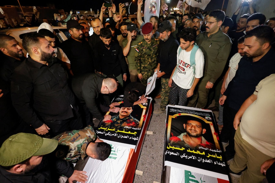 A Mosul, in Iraq, il 29 luglio 2026, i partecipanti al funerale si radunano attorno alle bare dei membri delle Forze di Mobilitazione Popolare irachene (PMF), uccisi da attacchi aerei che, secondo quanto affermato dalle stesse PMF, sarebbero stati condotti dalle forze statunitensi e saudite. REUTERS/Khalid Al-Mousily (REUTERS)
