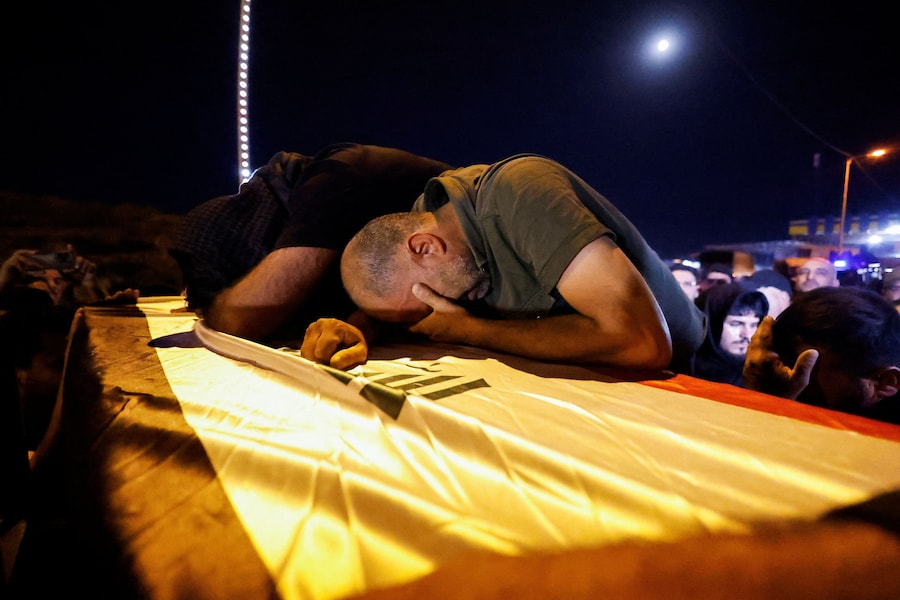 La gente piange davanti alle bare di un membro delle Forze di Mobilitazione Popolare irachene (PMF), rimasto ucciso in seguito a attacchi aerei che, secondo le PMF, sarebbero stati sferrati dalle forze statunitensi e saudite, a Mosul, in Iraq, il 29 luglio 2026. REUTERS/Khalid Al-Mousily (REUTERS)