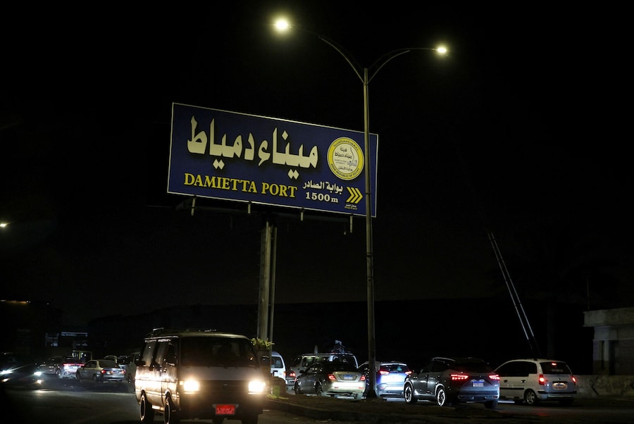 Alcuni veicoli passano davanti a un cartello che indica il porto di Damietta, nel governatorato di Damietta, in Egitto, il 30 luglio 2026. REUTERS/Stringer (REUTERS)