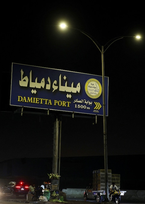 Alcuni veicoli passano davanti a un cartello che indica il porto di Damietta, nel governatorato di Damietta, in Egitto, il 30 luglio 2026. REUTERS/Stringer (REUTERS)
