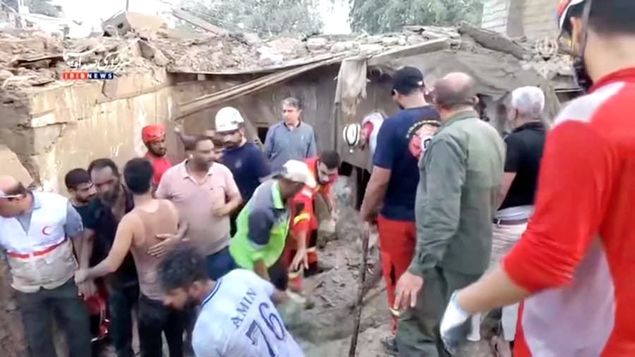 I soccorritori rimuovono le macerie alla ricerca delle vittime dopo un attacco a Qeshm, in Iran, in questa immagine tratta da un video diffuso il 30 luglio 2026. IRIB/via Reuters TV/Immagine fornita da REUTERS (via REUTERS)