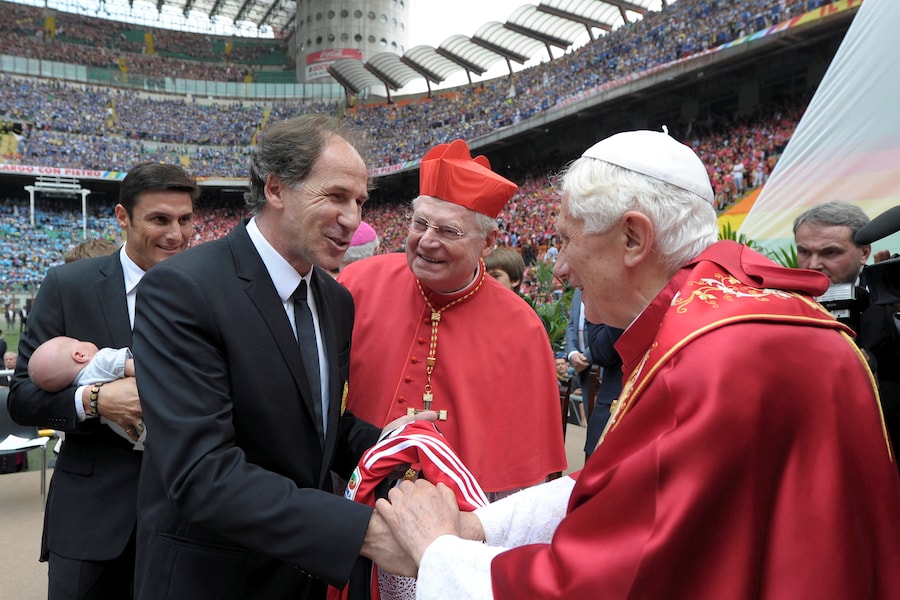 L'ex calciatore dell'AC Milan Franco Baresi stringe la mano a Papa Benedetto XVI (a destra) dopo un incontro allo stadio San Siro di Milano, Italia, il 2 giugno 2012. Il Papa si trova a Milano in occasione dell'Incontro Mondiale delle Famiglie 2012. (REUTERS/Osservatore Romano/Pool/Foto d’archivio)