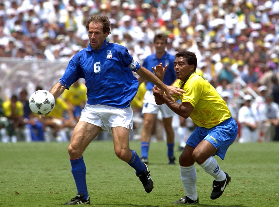 Coppa del Mondo FIFA 1994 - Finale - Italia-Brasile - Rose Bowl, Los Angeles - 17 luglio 1994 - Franco Baresi - L'Italia in azione contro Romario - Brasile. (Crediti obbligatori: ActionImages / Action Images/Foto d’archivio)